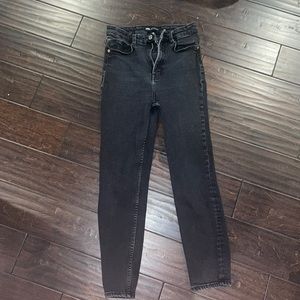 Black high waisted jeans ! Perfectly fitted